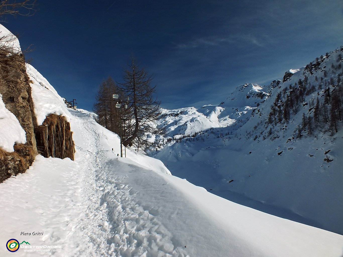 36 Il lago vuoto d'acqua, coperto di neve....JPG